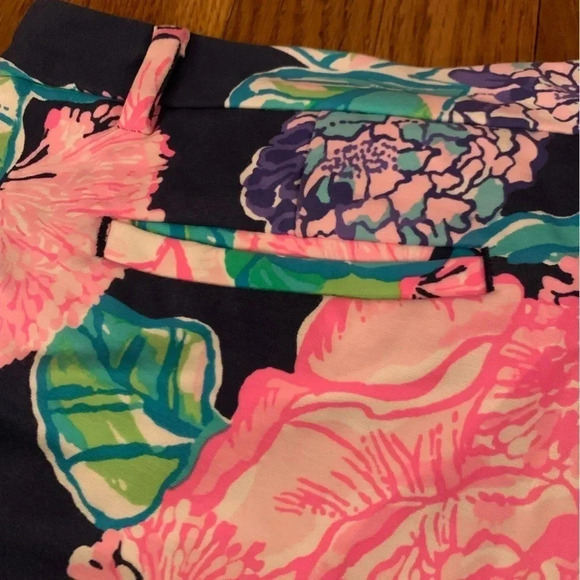 Lilly Pulitzer Floral Shorts Size 6 Performance Material High Tide Navy - Picture 6 of 7